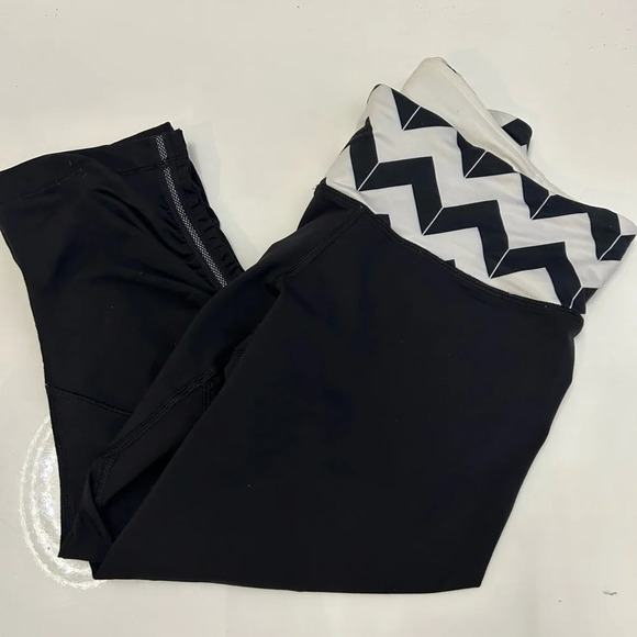 ! Lululemon Run For Your Life Crop Black & white Stripe, Size 6 - Picture 5 of 6